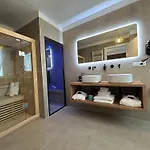 Pensión 4 Star - Self Check-in 4*